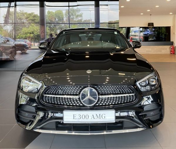 Mercedes E 300 AMG 2023: Giá lăn bánh, Thông số & Mua trả góp