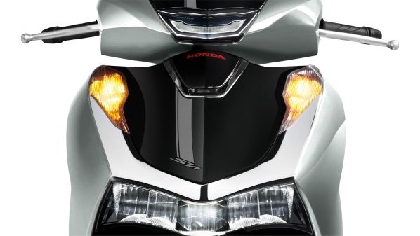 Honda SH 2024 Giá: Honda SH 2024 Giá sẽ mang đến nhiều niềm vui và hạnh phúc cho chủ xe. Với những hình ảnh đầy sự trân trọng về sản phẩm mới này, bạn sẽ chọn Honda SH 2024 không chỉ vì giá cả hợp lí mà còn vì những tiện ích và thiết kế thời thượng.