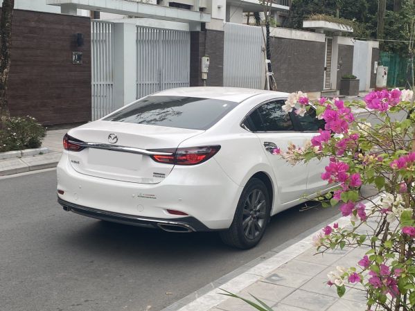 Được trang bị màu trắng sang trọng, Mazda 6 chắc chắn sẽ thu hút mọi ánh nhìn trên đường phố. Không chỉ đẹp mắt, chiếc sedan này còn có nội thất tiện nghi và đầy sức hút. Hãy xem ảnh để cảm nhận sự tinh tế của Mazda